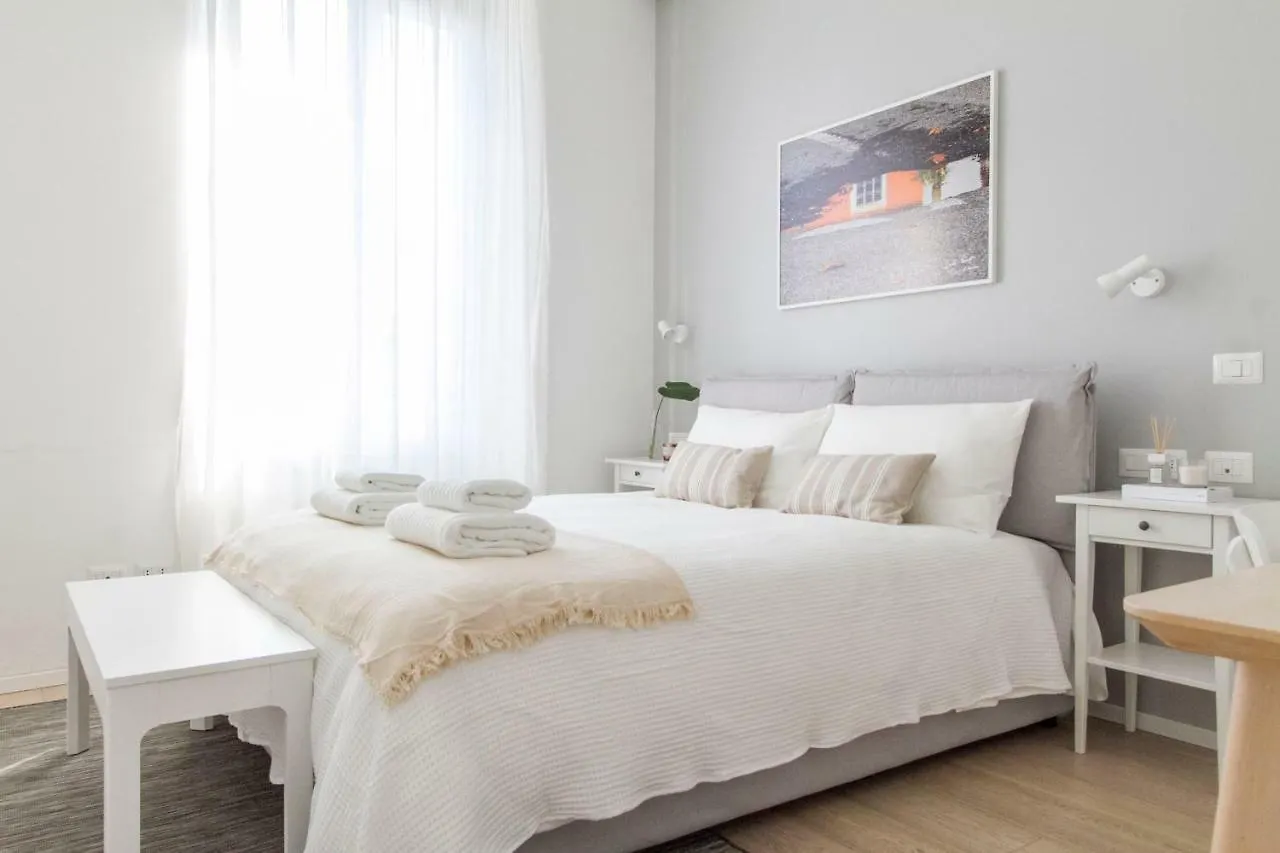 Luxury And Spacious Apartment Milan Italy